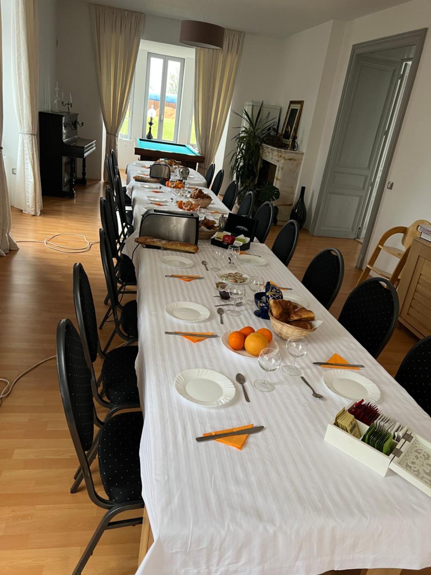 Chateau Camus Bed and Breakfast Montmarault Esterno foto